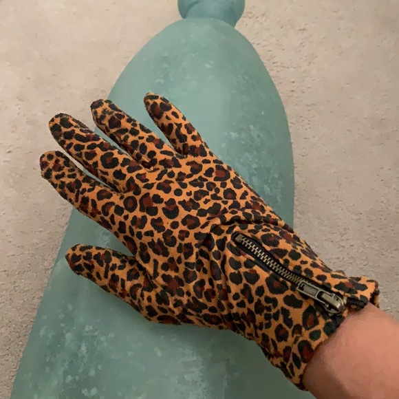 H&M Accessories - H&M Leopard Gloves